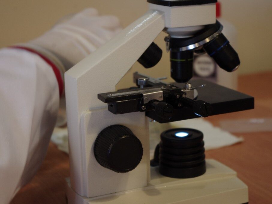 Microscoop om het mestonderzoek mee te doen